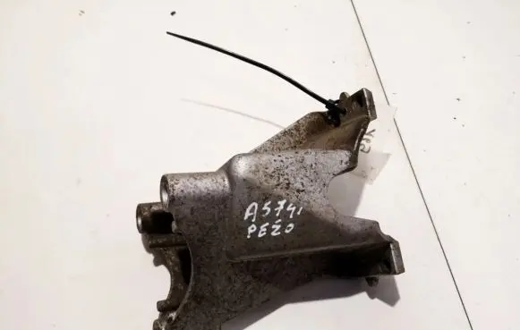 Peugeot 206 Engine mounting bracket 9638770480