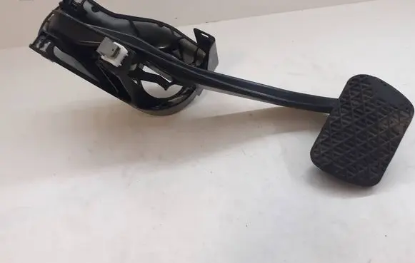 Mercedes-Benz E W212 Brake pedal A2042902001 0804427582 PP204290056