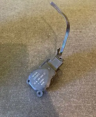 Mercedes-Benz CLS C219 Air flap motor/actuator A2038201642 90533 EAB501