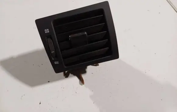 Toyota Avensis T270 Dash center air vent grill 05150