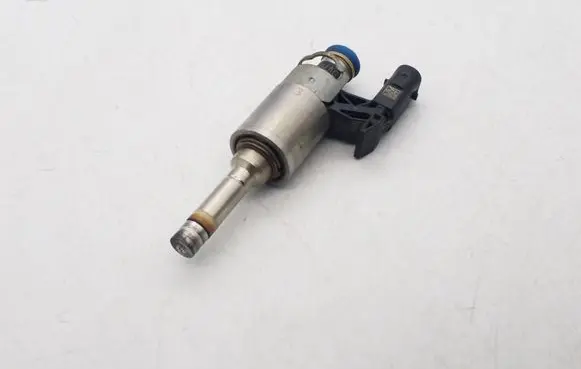 Volkswagen Jetta VI Fuel injector 04E906036E 0261500132