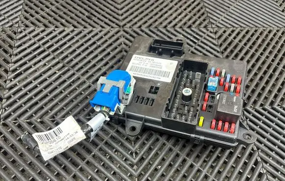 Chevrolet Corvette C6 Fuse module 25790451