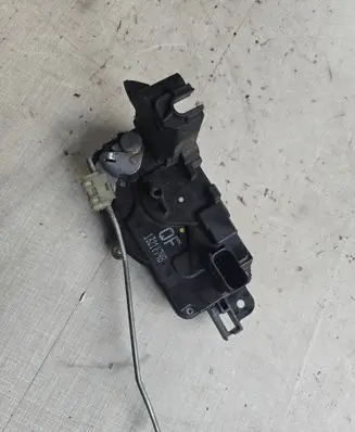 Opel Zafira B Front door lock 13210748