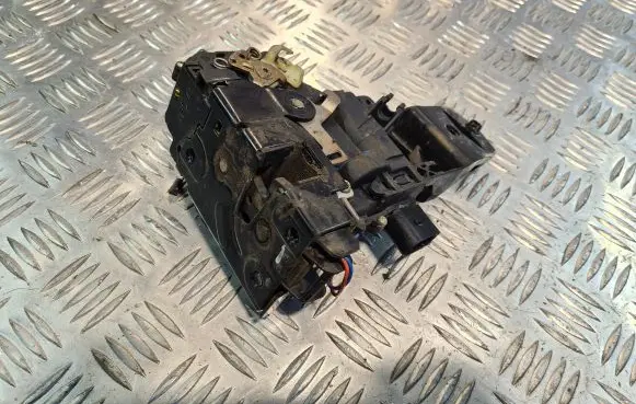 Volkswagen Golf IV Coupe door lock (next to the handle) 