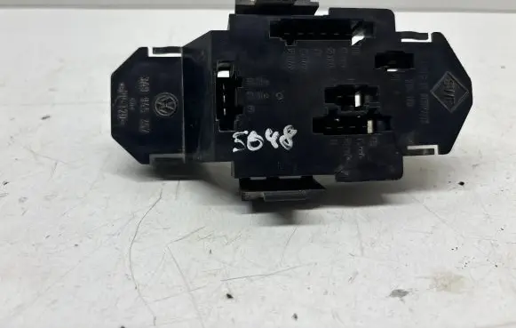 Volkswagen PASSAT B4 Tail light bulb cover holder 3A9945257