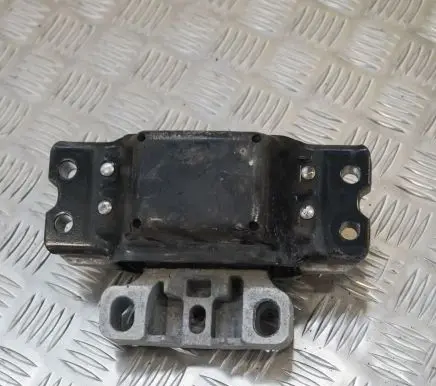 Volkswagen PASSAT B6 Engine mount bracket 3C0199555P