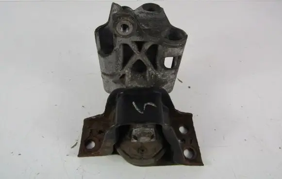 Nissan Note (E11) Engine mounting bracket 