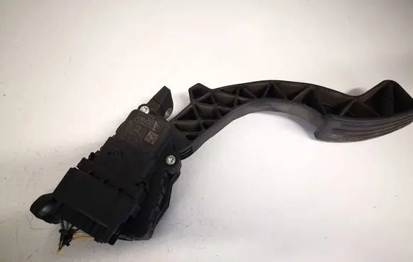 Accelerator throttle pedal