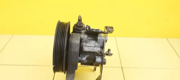 BMW X3 E83 Power steering pump 2HTR11