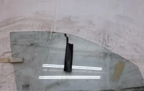 Hyundai Elantra Front door window glass four-door