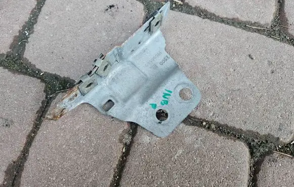 Opel Insignia B Fender mounting bracket 39066643-