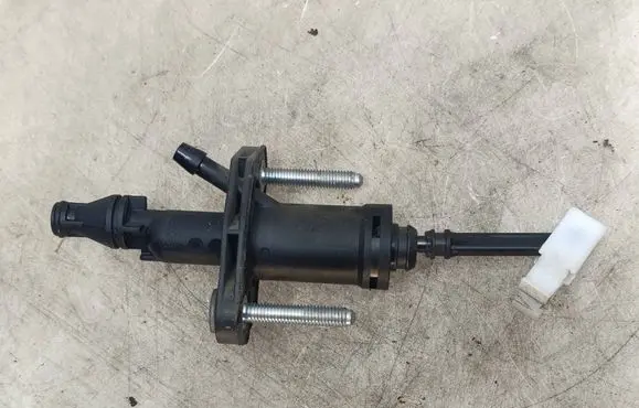 Opel Astra J Clutch master cylinder 55561915