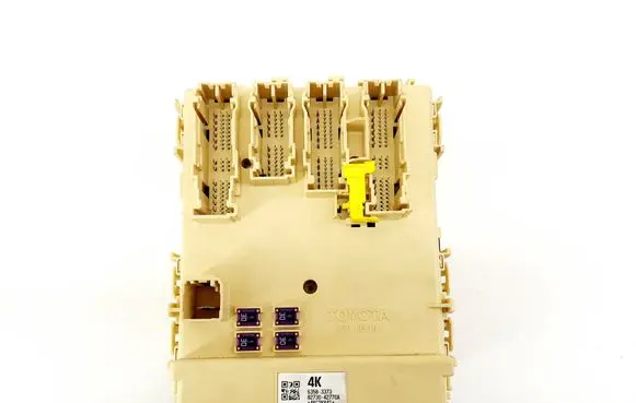 Toyota RAV 4 (XA40) Fuse module 63583373 8273042770A