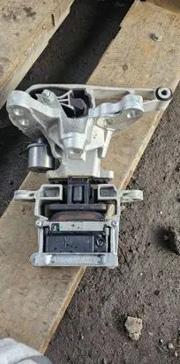 Land Rover Evoque II Engine mount vacuum valve K8D2-6P096-AA