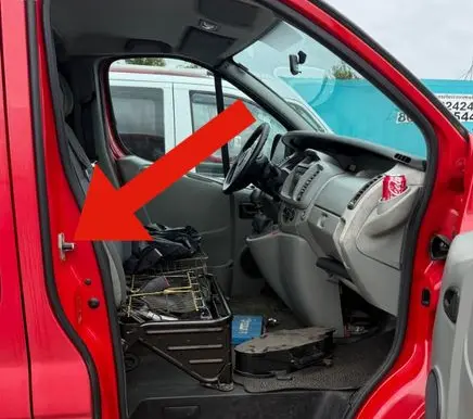 Opel Vivaro Front door lock loop/hook striker