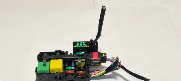 Peugeot 3008 II Fuse module 9806192580 27655