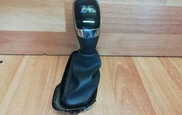Renault Zoe Gear lever shifter trim leather/knob 328650707R