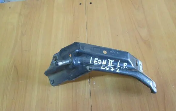 Seat Leon (1P) Fender mounting bracket 1P0821135