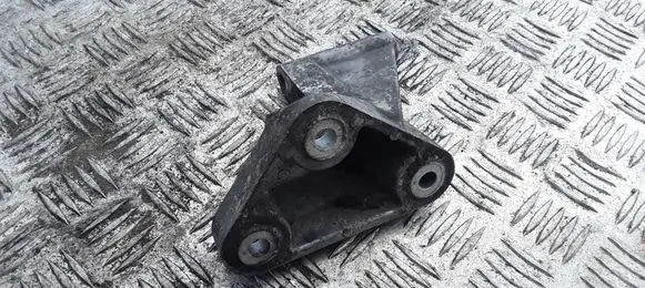 Nissan X-Trail T30 Engine mounting bracket