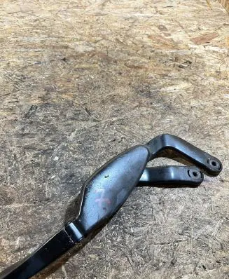 Front wiper blade arm