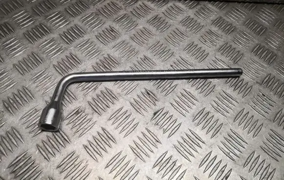Mercedes-Benz CLS C218 X218 Wheel nut wrench A2215810001 2215810001