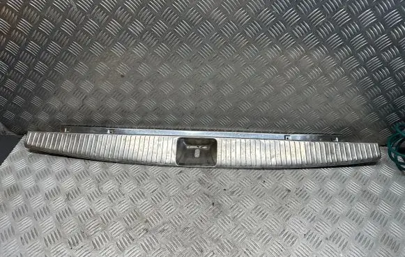 Trunk/boot sill cover protection