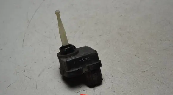 Toyota Avensis T220 Headlight level adjustment motor VAD12V083 0307852354