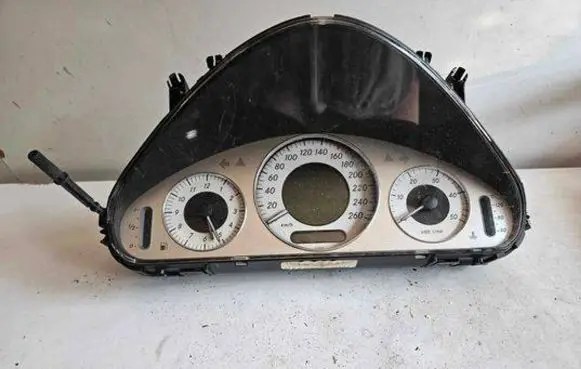 Mercedes-Benz E W211 Speedometer (instrument cluster) A2115408947