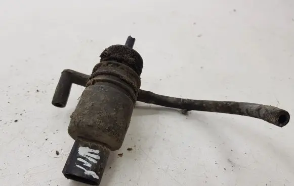 Volkswagen PASSAT B5 Windscreen/windshield washer pump