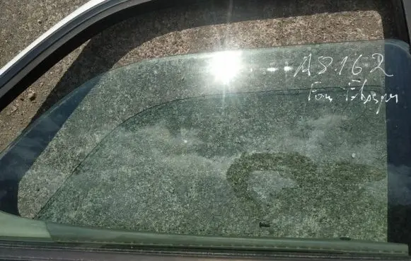 Ford Explorer Front door window glass four-door