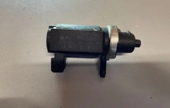 Audi A6 S6 C6 4F Vacuum valve 8D0906627