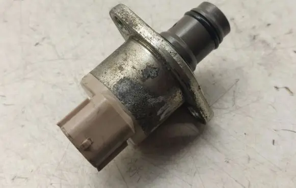 Toyota Avensis T250 Fuel pressure regulator 042260L030