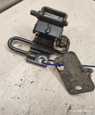 Volkswagen Touareg I Front door upper hinge 7L0833411A