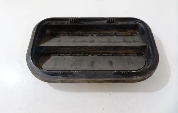 Quarter panel pressure vent