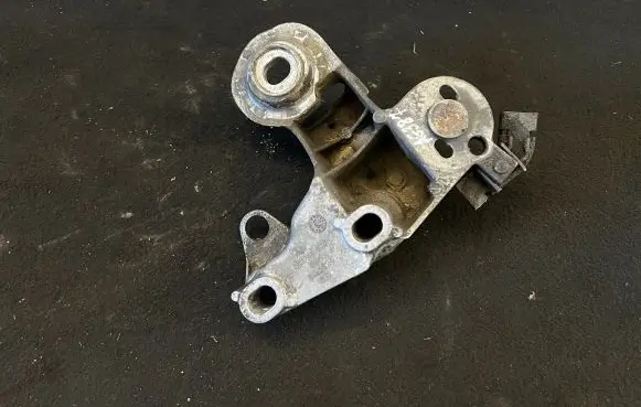 Volkswagen PASSAT B5.5 Engine mounting bracket 8E0199352F