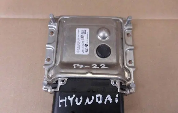 KIA Sportage Engine control unit/module 296102U500 29610-2U500 0281035845