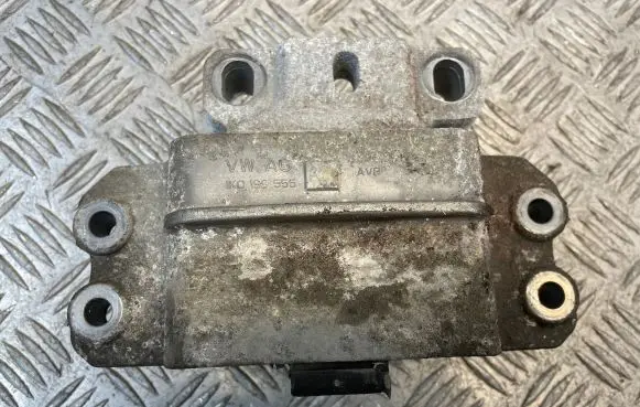Volkswagen PASSAT B7 Engine mount bracket 17108118 A046000