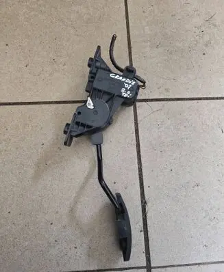 Accelerator throttle pedal