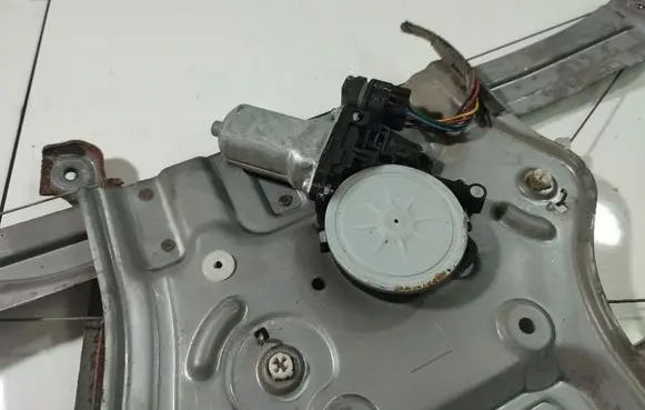 Mitsubishi Grandis Front door window regulator motor 