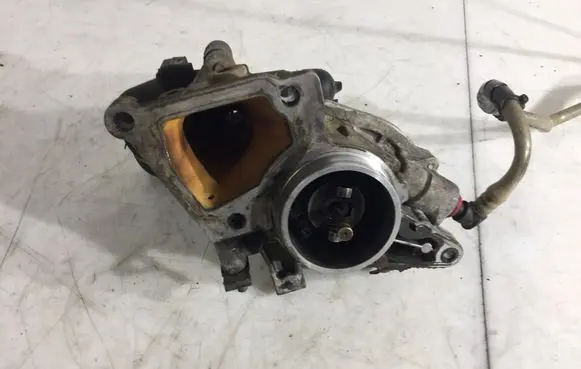Ford Mondeo Mk III Vacuum pump XS7Q2A451BA 7224541004