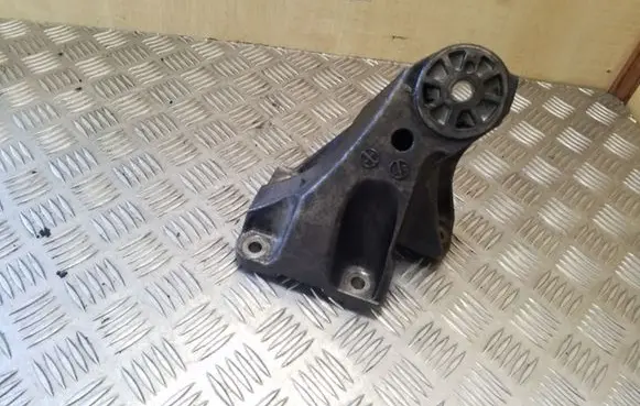 Volkswagen Touareg I Engine mounting bracket 7L6199308B