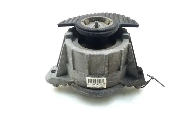 Mercedes-Benz C W204 Engine mount bracket A2042400117