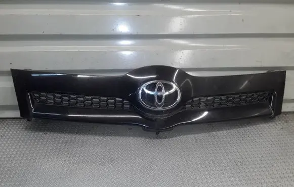 Toyota Corolla Verso AR10 Front bumper upper radiator grill 531110F010