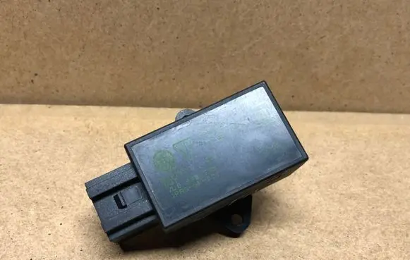 Volkswagen Touran I Seat heating relay 7L0959772