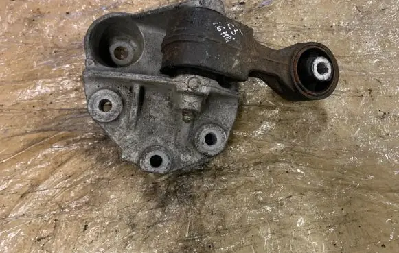 Peugeot 407 Engine mounting bracket 9647646380A