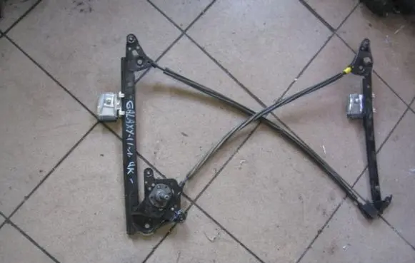 Rear door manual window regulator