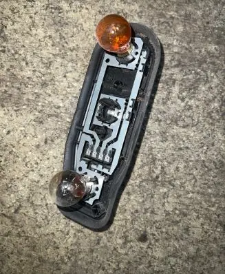 BMW 5 E39 Tail light bulb cover holder 2496339 393390 V12N