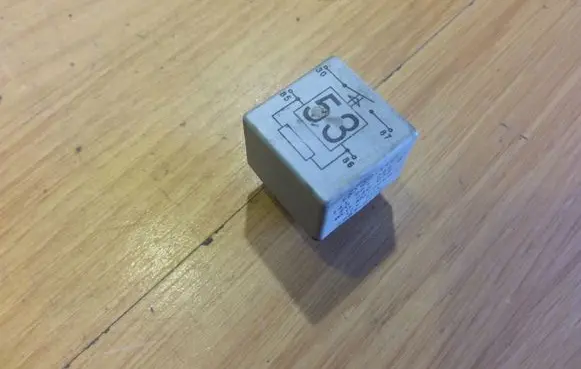 Volkswagen PASSAT B5 Other relay 141951253B