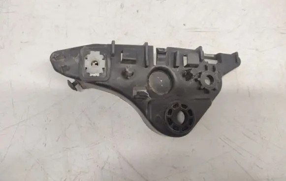 Front bumper mounting bracket