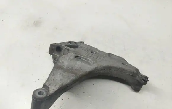 Skoda Octavia Mk2 (1Z) Engine mounting bracket 03L199207 KTS64V120 AIS19C03PA